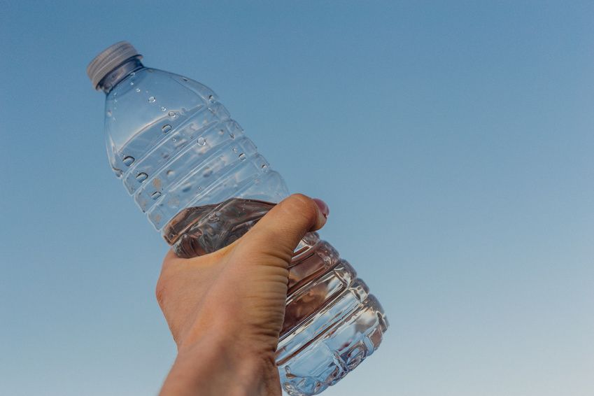 Acqua in bottiglie di plastica: è davvero sicura?  Depuratori d'acqua  Aquabio per casa, ristoranti, bar e ufficio