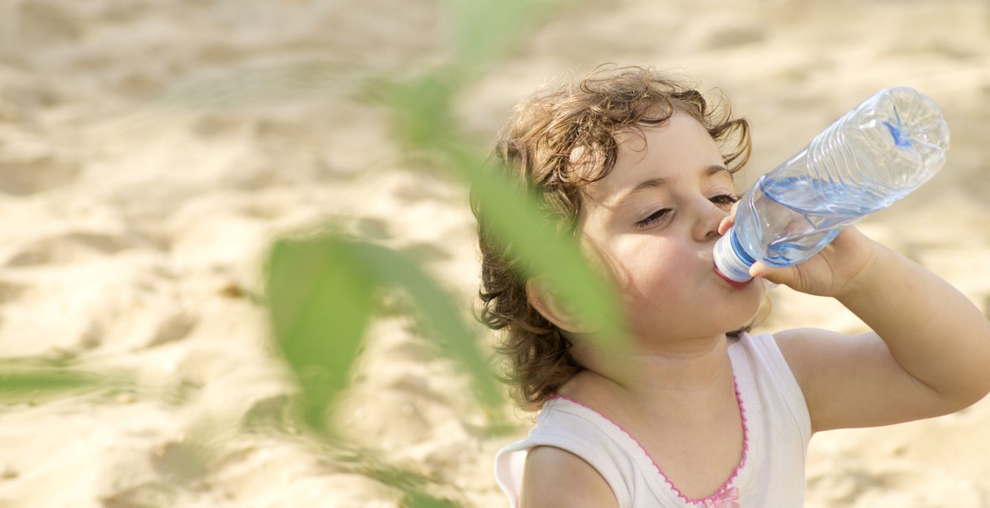 Sostanze tossiche e metalli pesanti nell'acqua in bottiglia di plastica